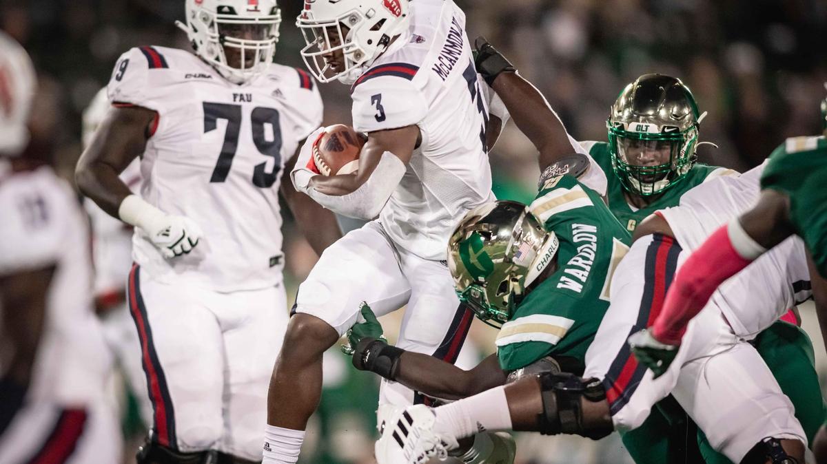 Charlotte’s defensive back Kofi Wardlow (center) gets the tackle. Charlotte would host Florida Atlantic at Jerry Richardson Stadium Thursday October 21, 2021.