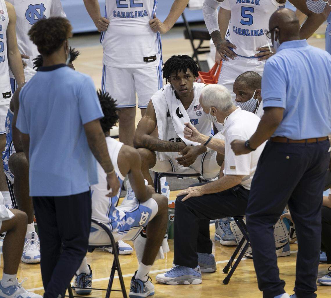 North Carolina coach Roy Williams huddles with his team during a time out in second half against College of Charleston on Wednesday, November 25, 2020 at the Smith Center in Chapel Hill, N.C.