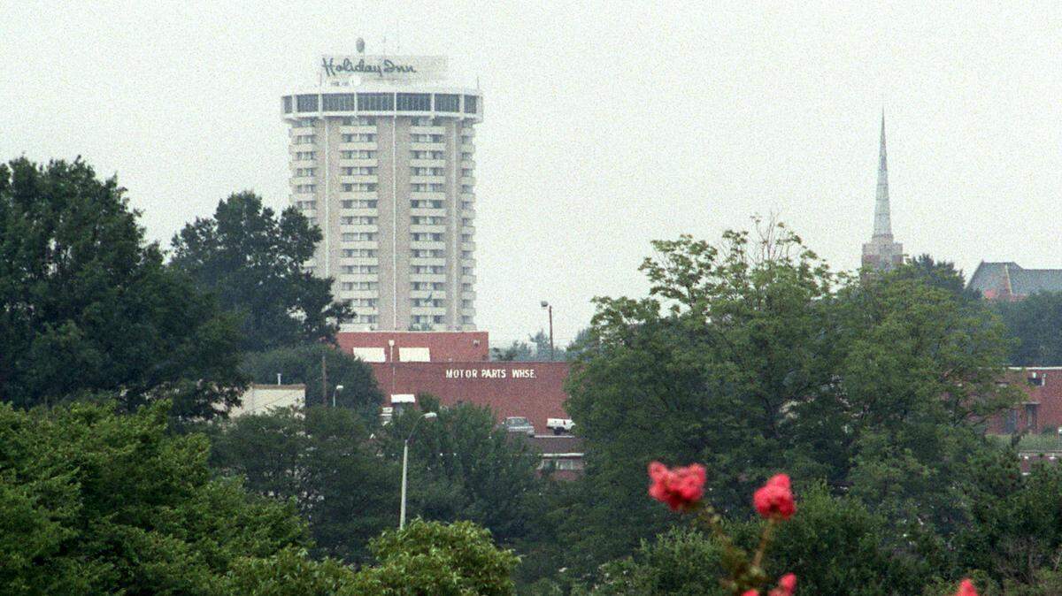 A 1998 view of the Holiday Inn in downtown Raleigh, as seen from South Saunders Street.