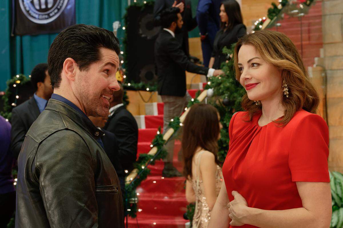 (L to R) J.T. Hodges and Erica Durance star in “Christmas Stars” on Lifetime.