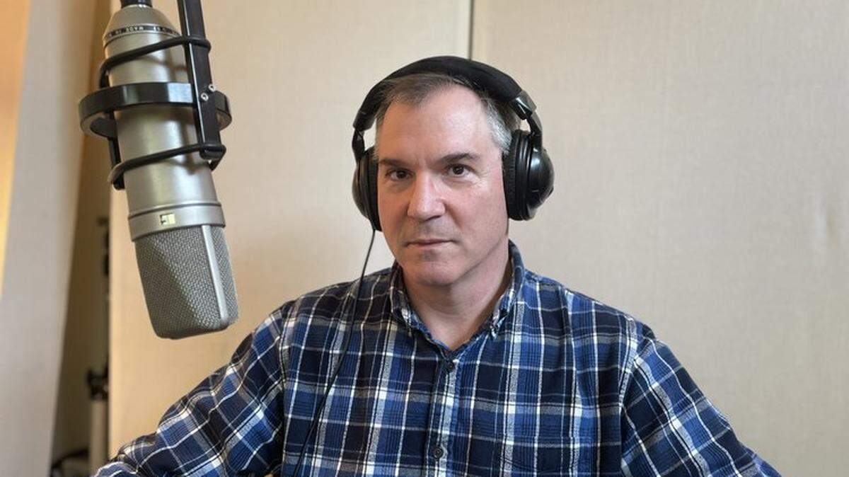 Frank Bruni recording the audio version of his book “The Beauty of Dusk: On Vision Lost and Found” in 2021.