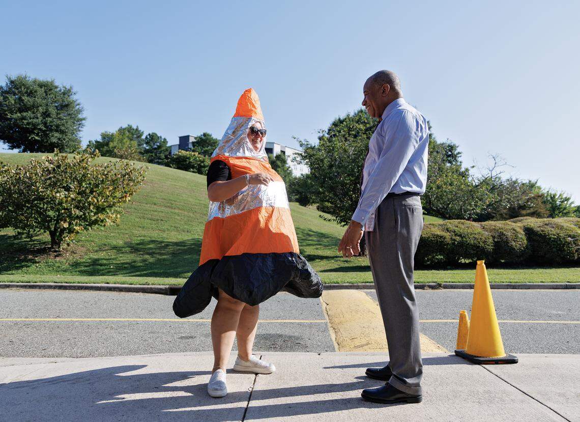 Amy Wilkinson, magnet coordinator at Washington Elementary School, talks with State Superintendent Mo Green on the first day of school. 