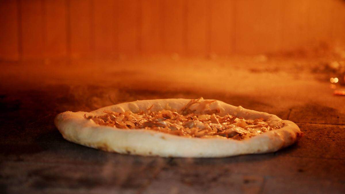 Poolside Pies is built around Neapolitan-inspired pizzas, cranked out of the restaurant’s 800 degree wood-fire oven, which cooks two-day fermented dough in about 90 seconds.