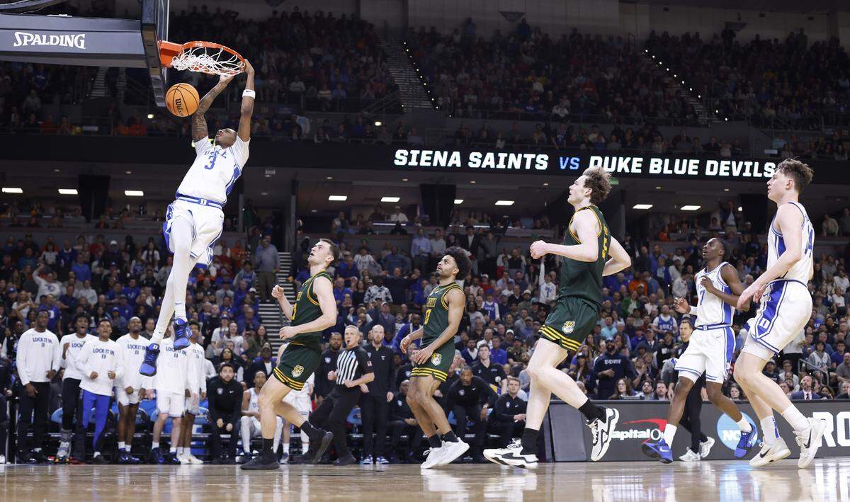 Duke’s Isaiah Evans (3) slams in a dunk during Duke’s 71-65 victory over Siena in the first round of the NCAA Men’s Tournament Thursday.