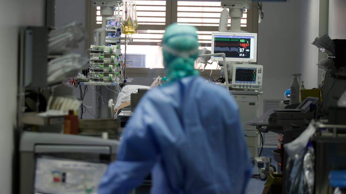 Doctors, nurses and first responders involved ion the coronavirus crisis may face delayed mental health issues similar to those felt by those who responded to the 9/11 terror attack in New York City. They should not hesitate to seek help, therapists say. (AP Photo/Luca Bruno)