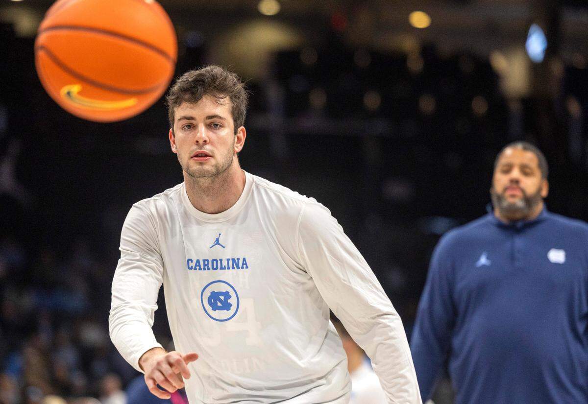 North Carolina’s Duwe Farris (34) warms up prior to the Tar Heels’ game against Oklahoma on Wednesday, December 20, 2023 at the Spectrum Center in Charlotte, N.C.