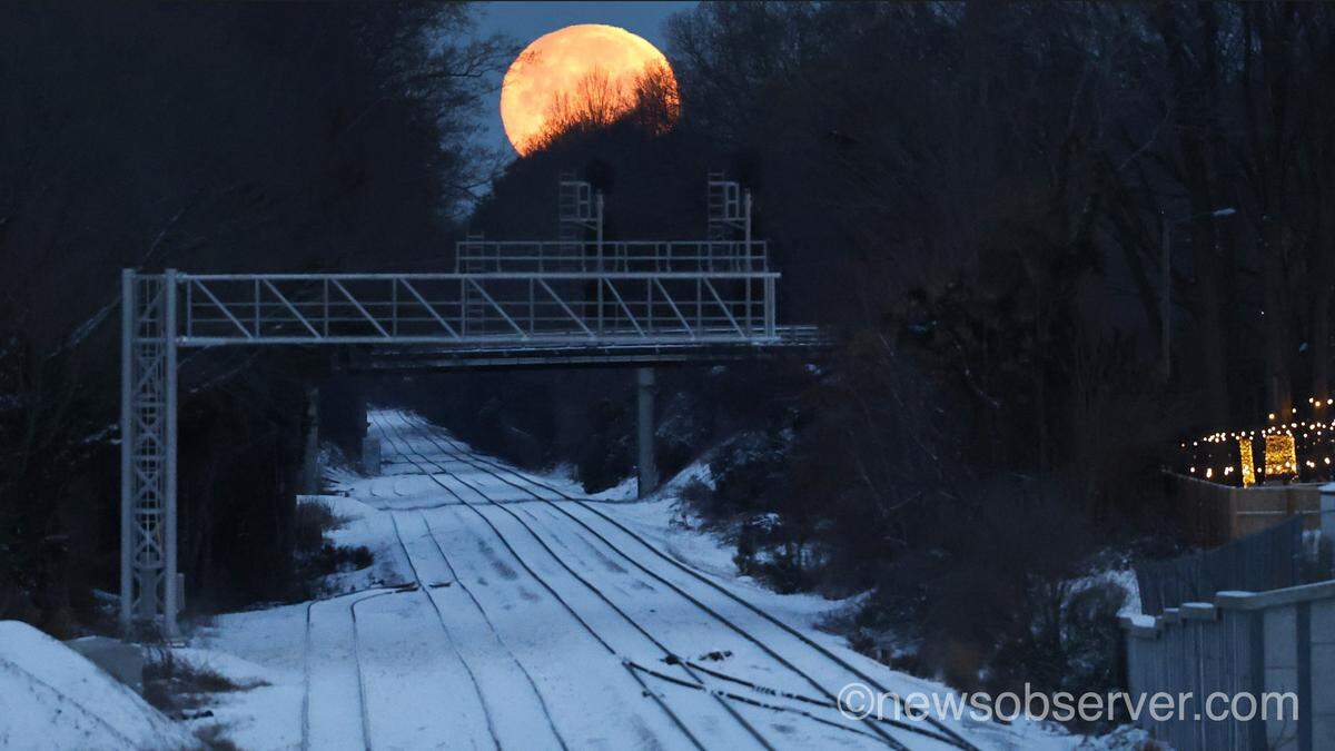 The moon sets as seen from the Boylan Avenue bridge in Raleigh, N.C., Sunday morning, Feb. 1, 2026.