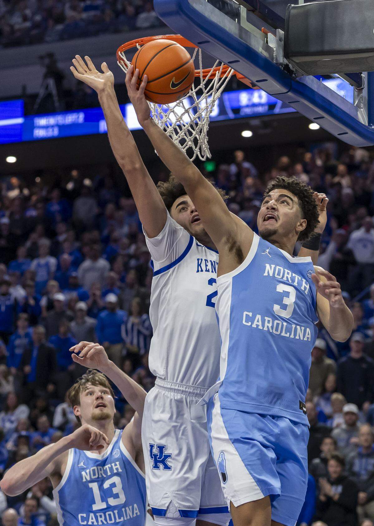 North Carolina guard Derek Dixon (3) drives to the basket against Kentucky center Malachi Moreno (24) in the second half on Tuesday, December 2, 2025 at Rupp Arena in Lexington, Ky.