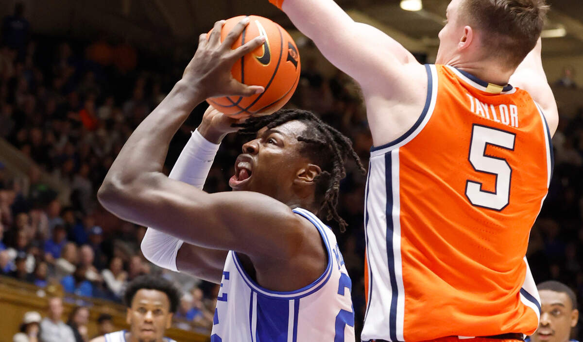Duke’s Mark Mitchell (25) drives past Syracuse’s Justin Taylor (5) during the first half of Duke’s game against Syracuse at Cameron Indoor Stadium in Durham, N.C., Tuesday, Jan. 2, 2024.