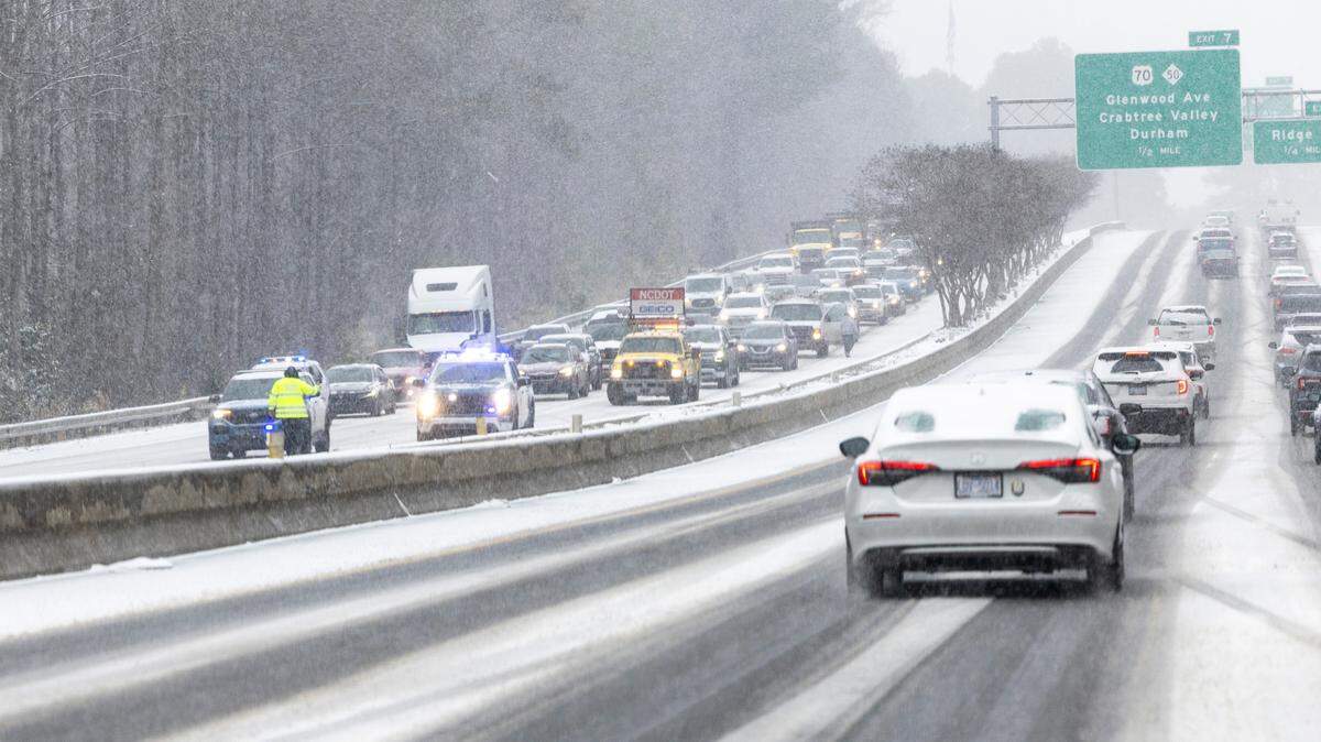 Traffic on the outer I-440 Beltline in Raleigh comes to a halt as snow begins to accumulate Wednesday, Feb. 19, 2024.