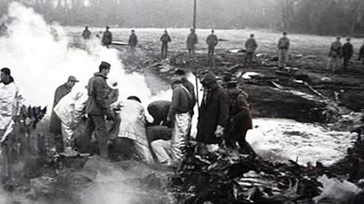 Personnel work to recover the buried Mk. 39 thermonuclear bomb that fell near Goldsboro on Jan. 23, 1961.