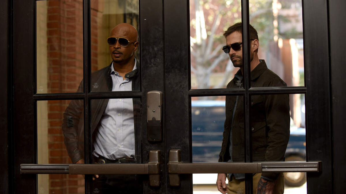 LETHAL WEAPON: L-R: Damon Wayans and Seann William Scott in the “A Game of Chicken” episode of LETHAL WEAPON airing Tuesday, Feb. 19 (8:00-9:00 PM ET/PT) on FOX. ©2019 Fox Broadcasting Co. CR: Ray Mickshaw/FOX