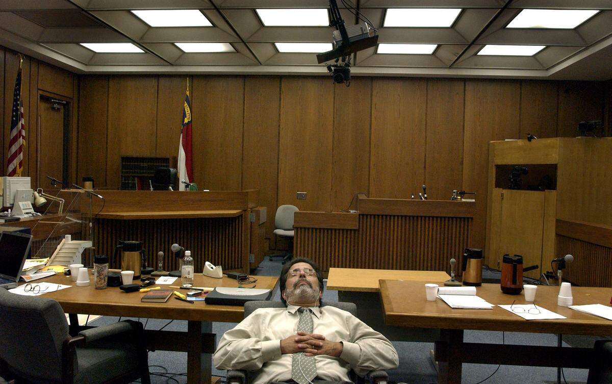 Defense attorney David Rudolf listens to an MP3 player during the second day of deliberations of the Michael Peterson murder trial in Durham,NC October 7, 2003.