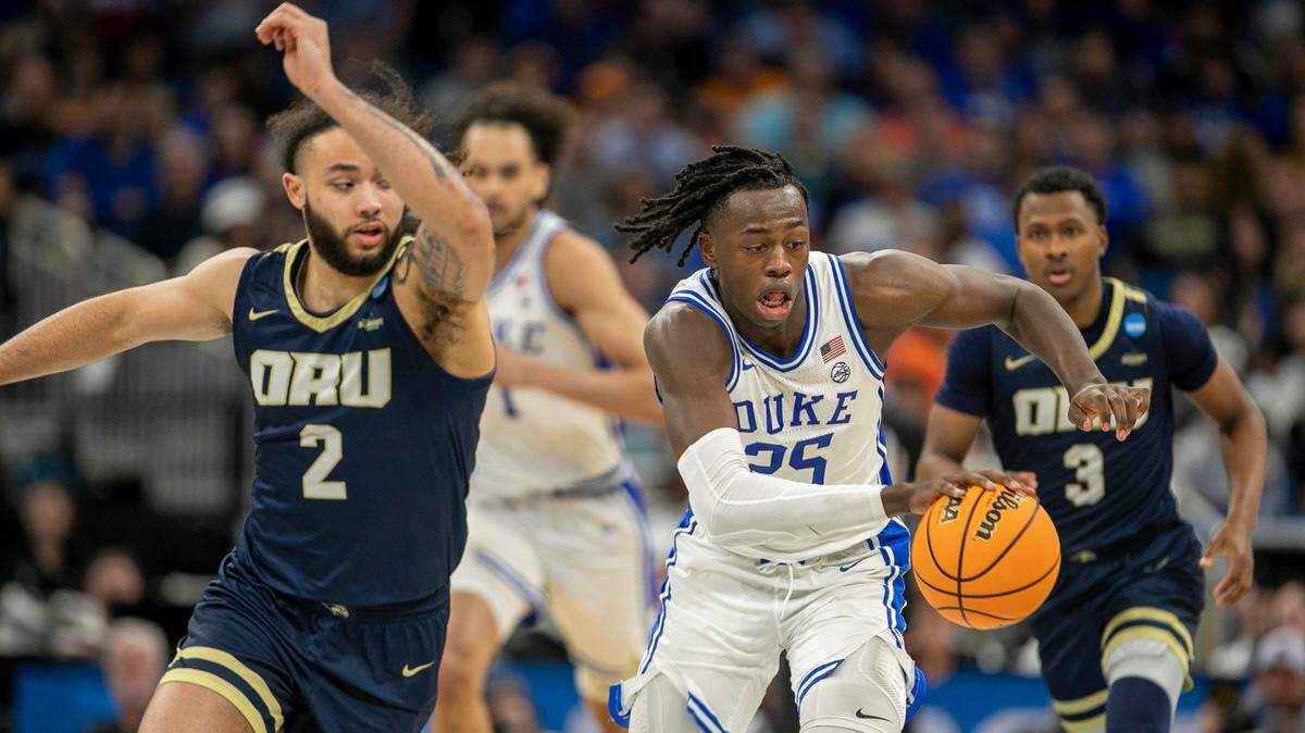 Duke’s Mark Mitchell (25) makes a steal from Oral Roberts’ Kareem Thompson (2) in the second half during the first round of the NCAA Tournament on Thursday, March 16, 2023 at the Amway Center in Orlando, Fla.