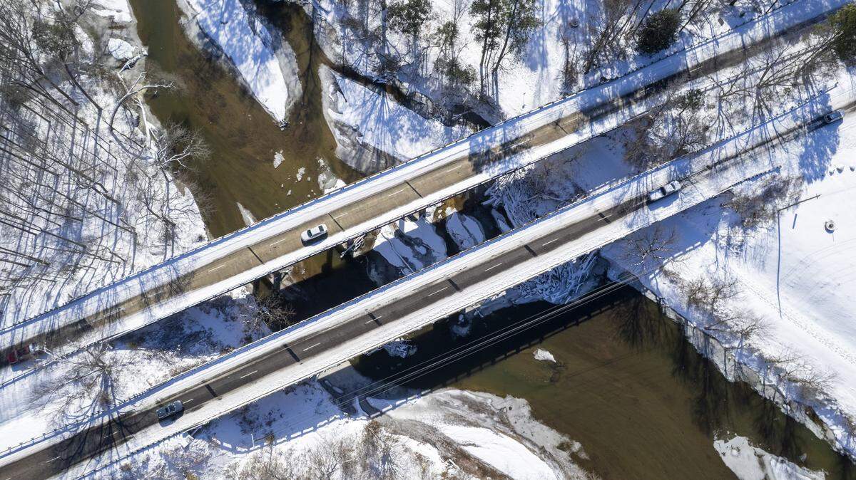 An aerial view shows snow along U.S. 64 and the Neuse River in Raleigh on Sunday, Feb. 1, 2026. According to the National Weather Service, the winter storm from Jan. 31 to Feb. 1 brought about 2 to 3 inches of snow to Raleigh, with some areas of Wake County reporting up to 3 inches. Snowfall totals across the Triangle were generally lower than amounts reported in parts of the Piedmont and along the North Carolina coast.