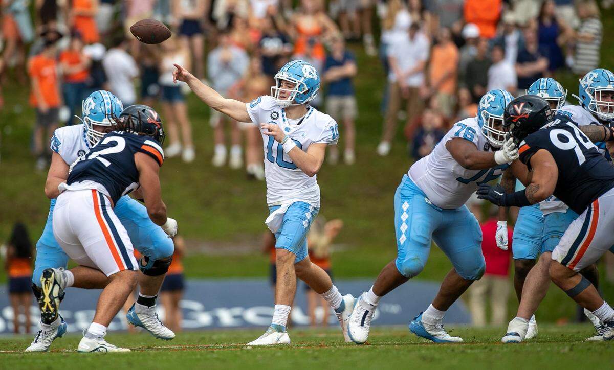 North Carolina quarterback Drake Maye (10) looks for receiver Kamari Morales in the second quarter on Saturday, November 5, 2022 at Scott Stadium in Charlottesville, Va.