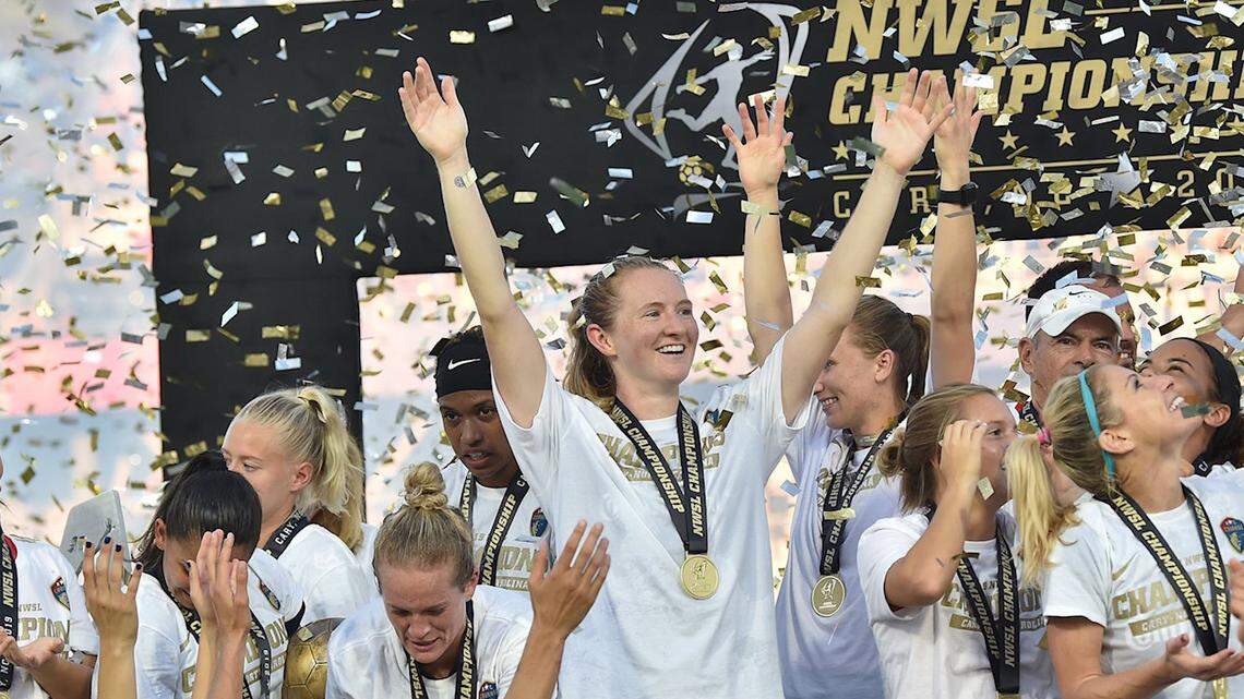 Samantha Mewis, center, has been a champion everywhere she’s played, including with (most recently) with the North Carolina Courage.