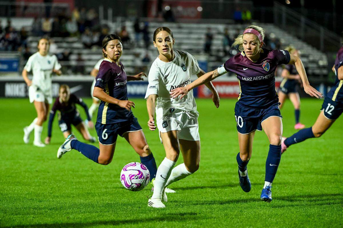 Oct 22, 2023; Carey, North Carolina, USA; New Jersey/New York Gotham FC midfielder Nahomi Kawasumi (9) and North Carolina Courage midfielder Denise O’Sullivan (10) battle for the ball during the first half at WakeMed Soccer Park. Mandatory Credit: Rob Kinnan-USA TODAY Sports