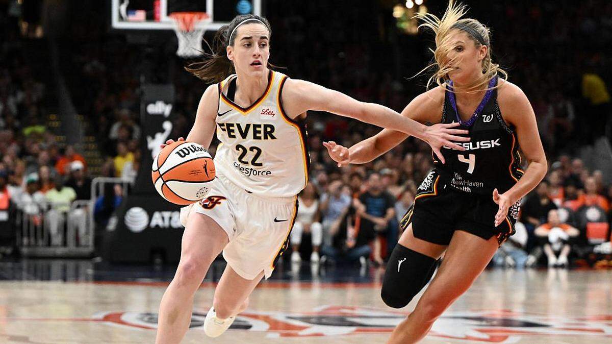 BOSTON, MASSACHUSETTS - JULY 15: Caitlin Clark #22 of the Indiana Fever drives to the basket against Jacy Sheldon #4 of the Connecticut Sun during the first half at the TD Garden on July 15, 2025 in Boston, Massachusetts. NOTE TO USER: User expressly acknowledges and agrees that, by downloading and/or using this Photograph, user is consenting to the terms and conditions of the Getty Images License Agreement. (Photo by Brian Fluharty/Getty Images)