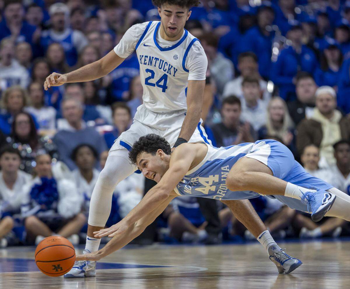 Kentucky center Malachi Moreno (24) forces a turnover by North Carolina guard Luka Bogavac (44) in the first half on Tuesday, December 2, 2025 at Rupp Arena in Lexington, Ky.