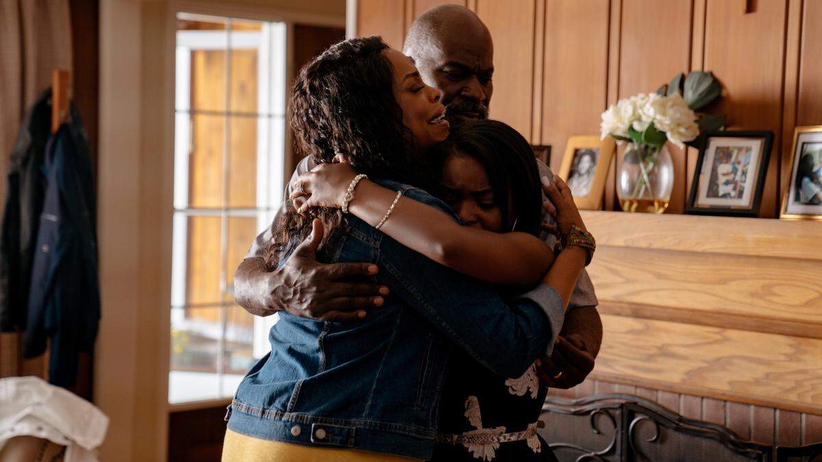 Niecy Nash (left) stars as Gloria and Rayven Ferrell (right) stars as Kamiyah in “Robin Roberts Presents: Stolen by My Mother: The Kamiyah Mobley Story” premiering Saturday, January 18, on Lifetime.