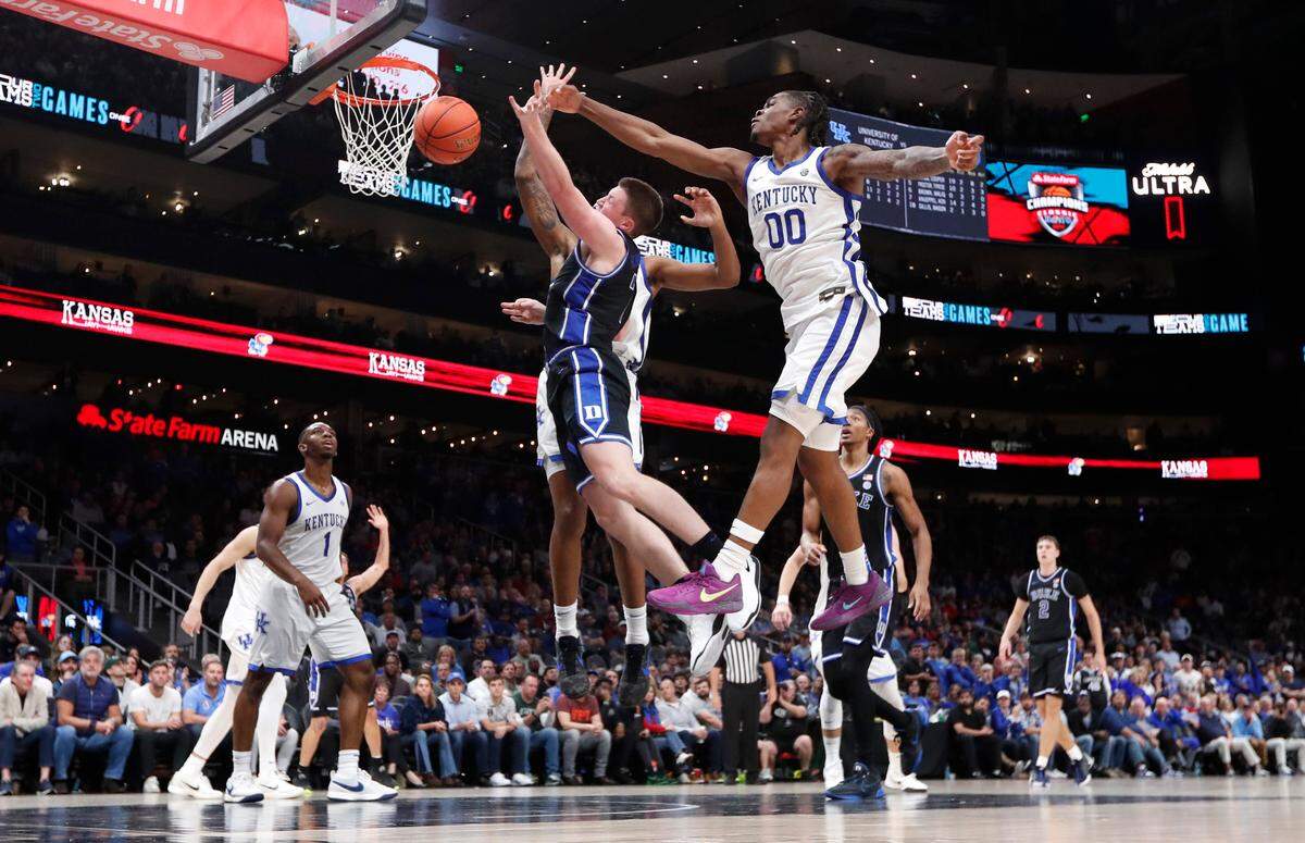Kentucky’s Otega Oweh (0) blocks the shot by Duke’s Kon Knueppel (7) in the second half of Kentucky’s 77-72 victory over Duke in the State Farm Champions Classic in Atlanta, Ga., Tuesday, Nov. 12, 2024.