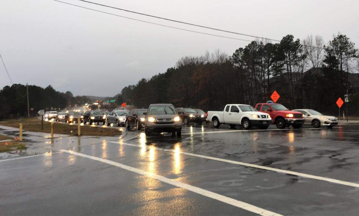 Evening traffic starts to stack up Jan. 29, 2019, at the intersection of N.C. 54 and Barbee Chapel Road near the Meadowmont community in Chapel Hill. Developer Northwood Ravin is weighing apartments and townhomes for 36 acres east of the intersection.