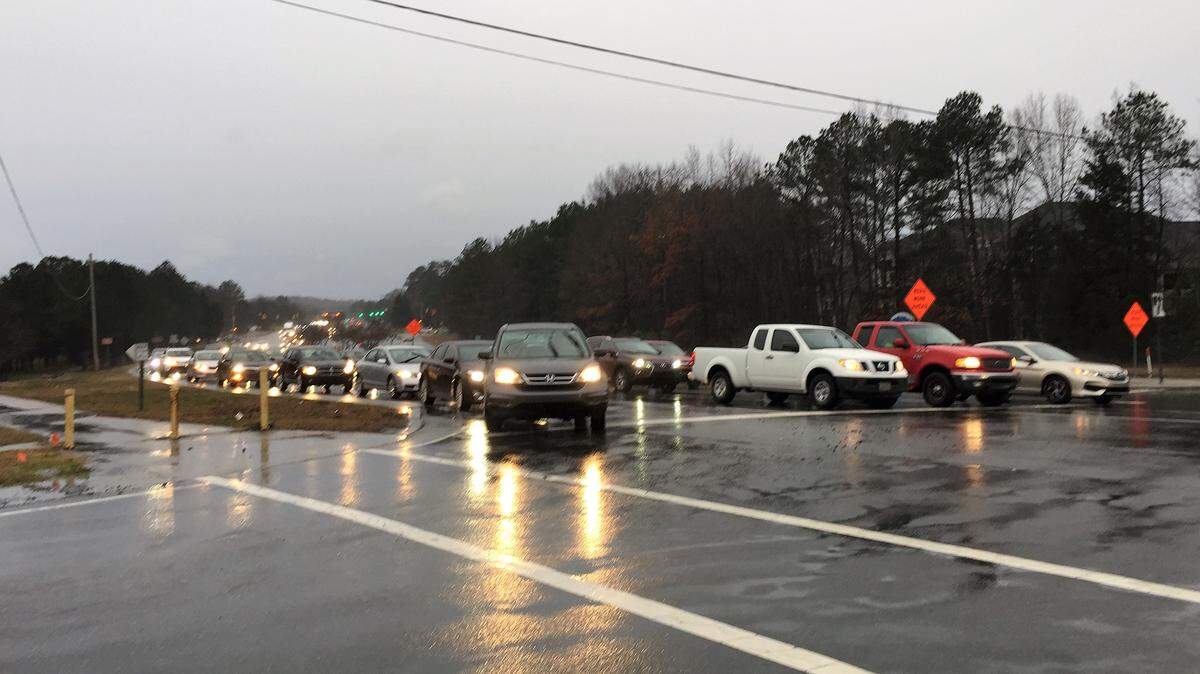 Evening traffic starts to stack up Jan. 29, 2019, at the intersection of N.C. 54 and Barbee Chapel Road near the Meadowmont community in Chapel Hill. Developer Northwood Ravin is weighing apartments and townhomes for 36 acres east of the intersection.