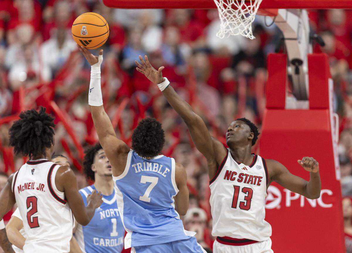North Carolina guard Seth Trimble (7) drives to the basket against N.C. State forward Musa Sagnia (13) in the first half on Tuesday, February 17, 2026 at Lenovo Center in Raleigh, N.C.