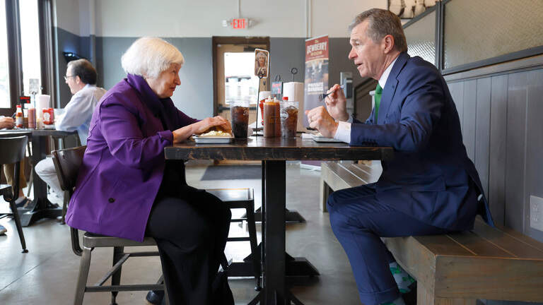 US treasury secretary and noted foodie samples NC  ‘cue, with an assist from the governor