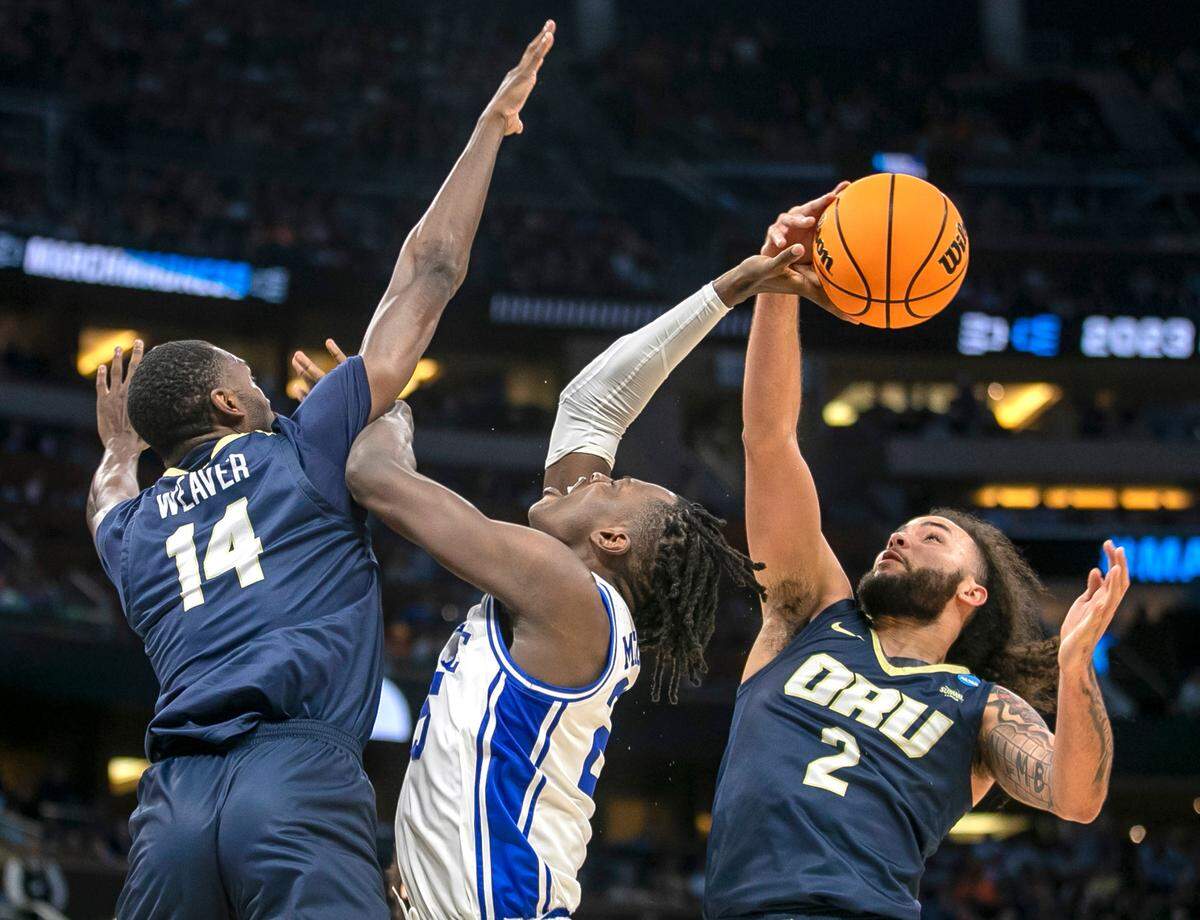 Oral Roberts’ Kareem Thompson (2) blocks a shot by Duke’s Mark Mitchell (25) in the second half during the first round of the NCAA Tournament on Thursday, March 16, 2023 at the Amway Center in Orlando, Fla.