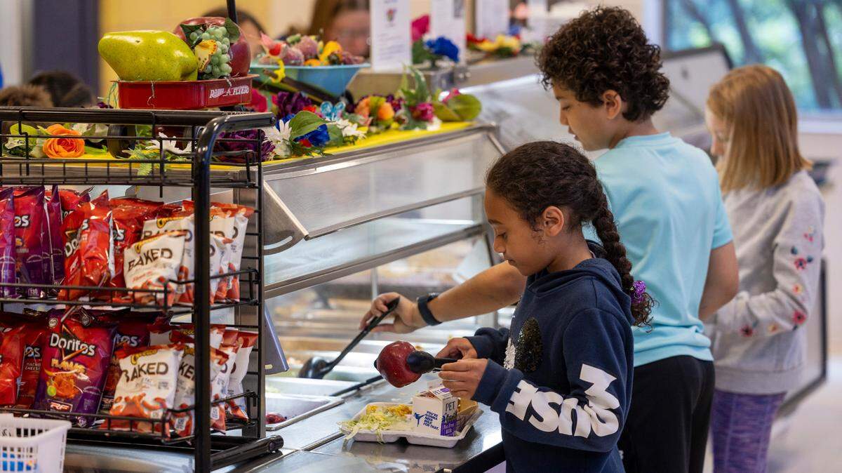Charlotte-Mecklenburg Schools offers free meals to qualified schools and students during the year. During the summer, all kids can get free meals, but a Charlotte Observer reporter’s search revealed difficulties finding locations.