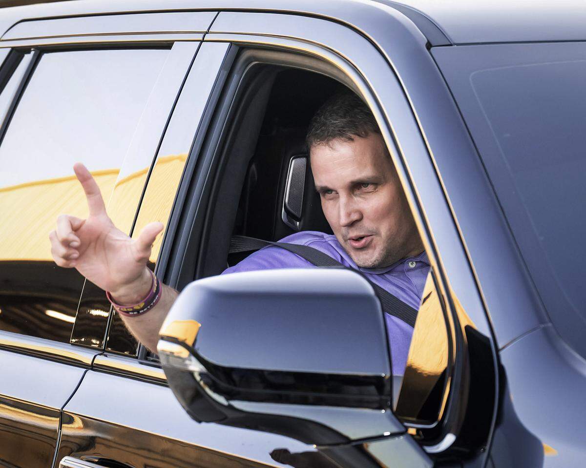 Will Wade flashes the LSU L while leaving the BTR Jet Center on Thursday, March 26, 2026 in Baton Rouge, Louisiana. 