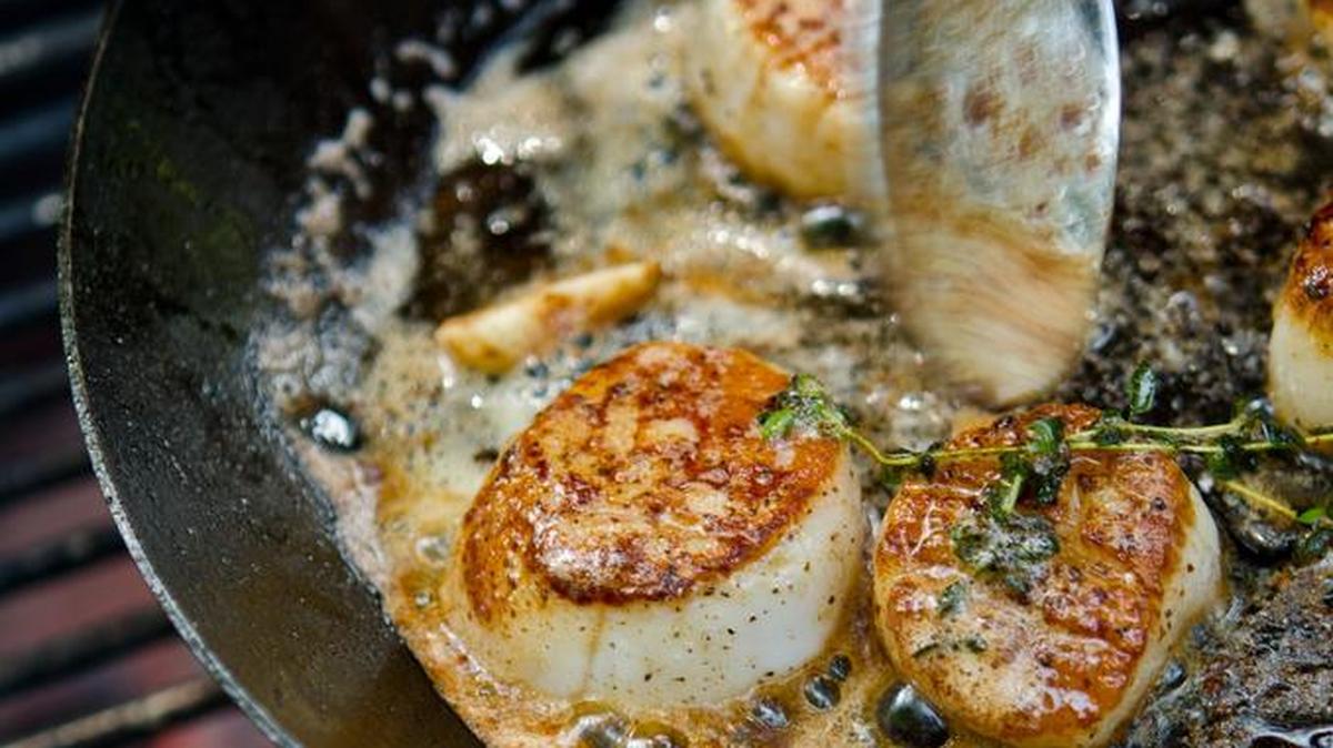 Grilled scallops with butter sauce.