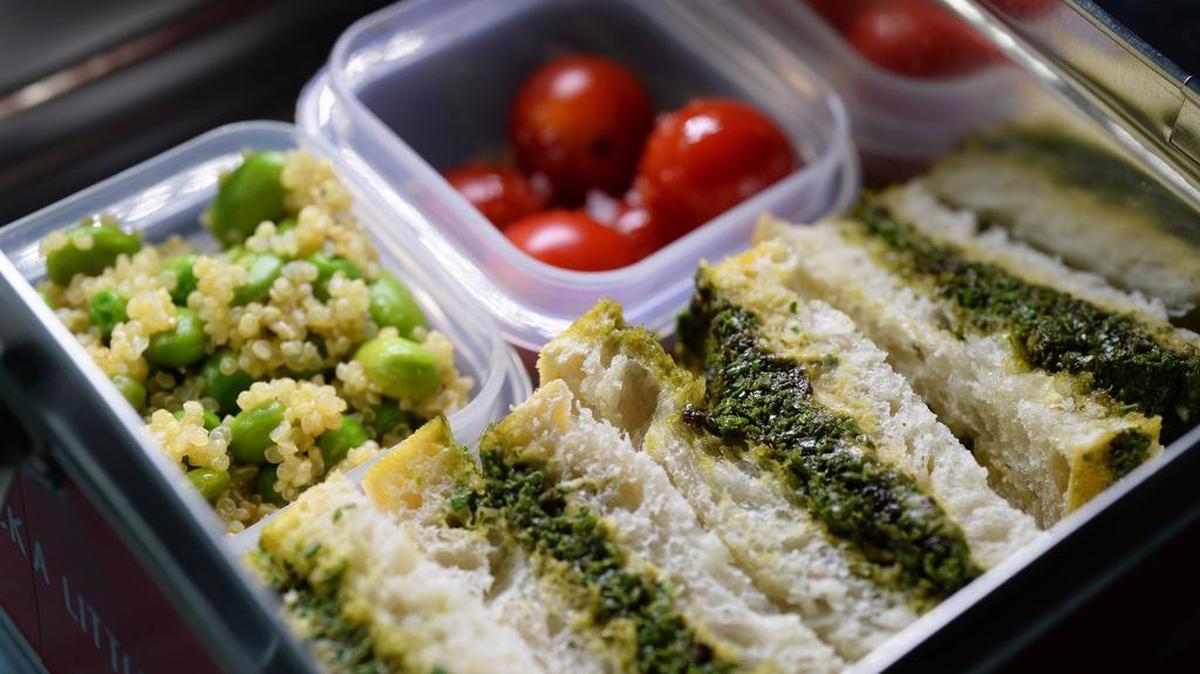 Kale Smash and Hummus Sandwiches with marinated tomatoes and Keen Green Salad.