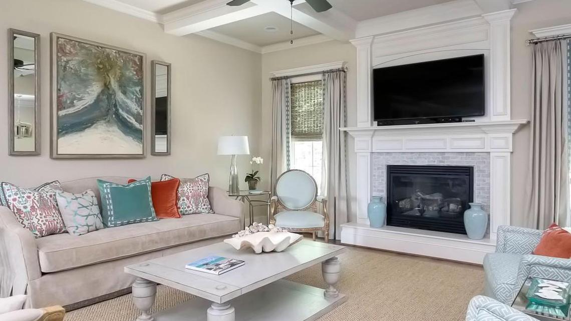 
Designer Linda Boylan likes to combine classic furniture pieces with modern touches, keeping comfort and functionality in mind. 
