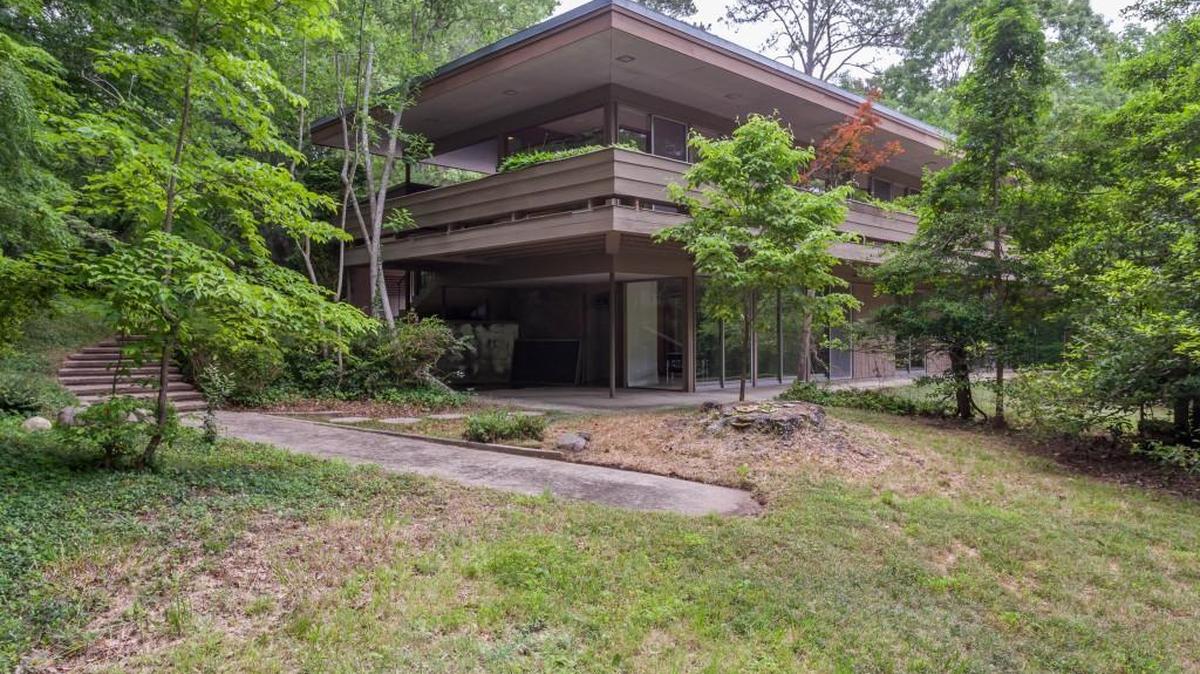 Singer-songwriter James Taylor’s childhood home in Chapel Hill is set to be auctioned; bids are being accepted until June 29.