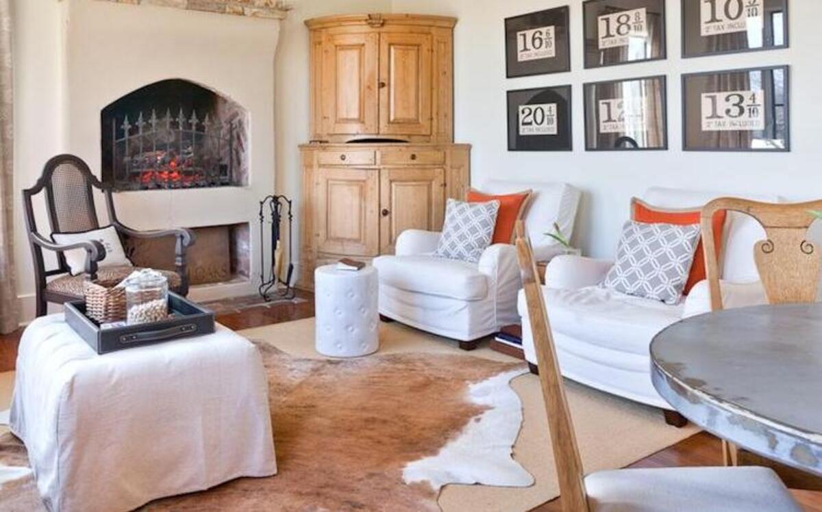 
“If you have a blend of styles in your home, it will never go out of style,” says Kris Ozburn.
