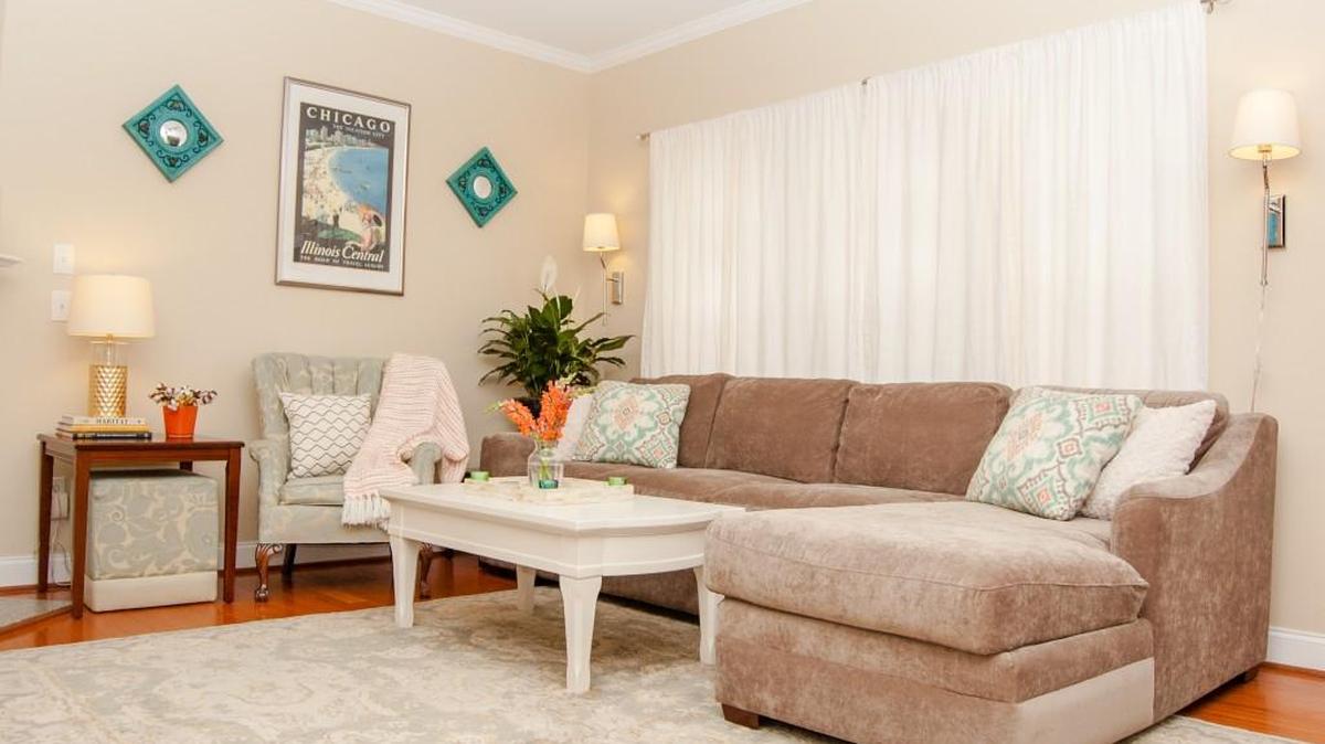 Jill Perry of Design Works Studio loves decorating client’s family rooms. “It’s a great opportunity to pull the design together so that it flows with the kitchen, dining room, foyer, etc.,” she says.