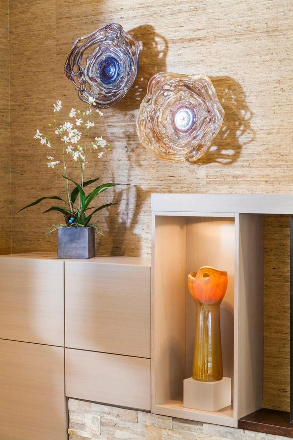 Light and shadow add to the texture and movement of this three-dimensional décor.