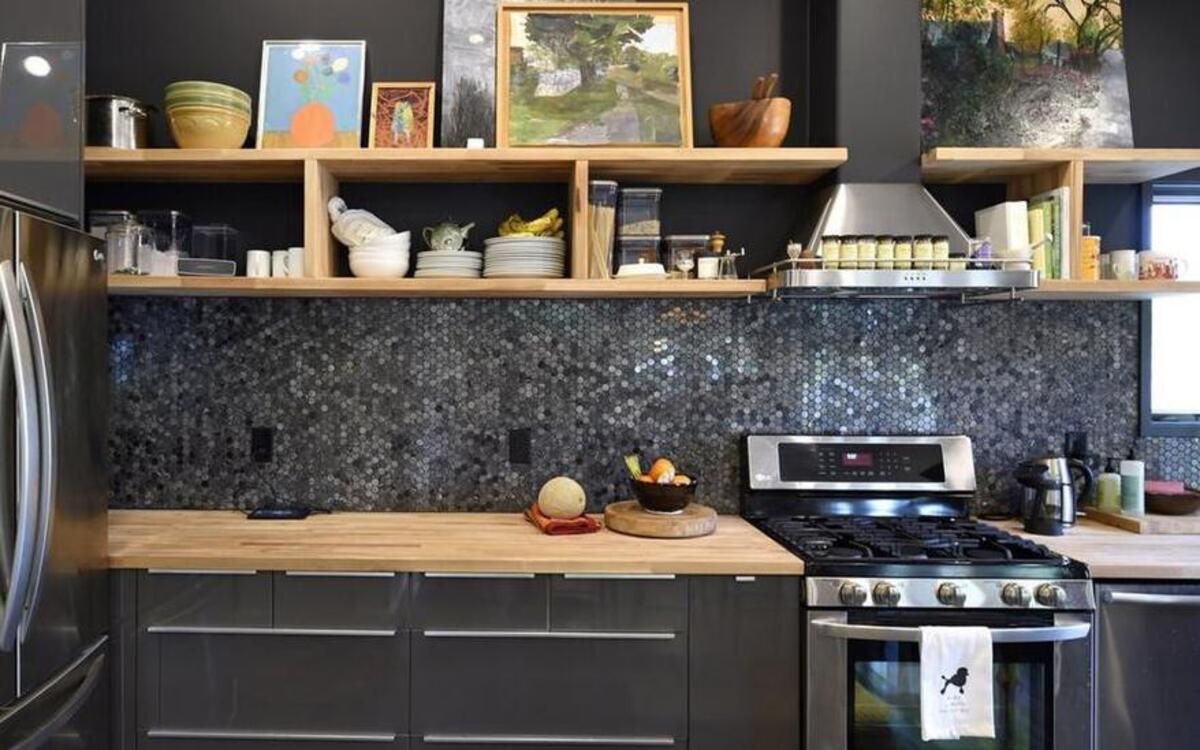 
Utilize vertical space to organize the kitchen.
