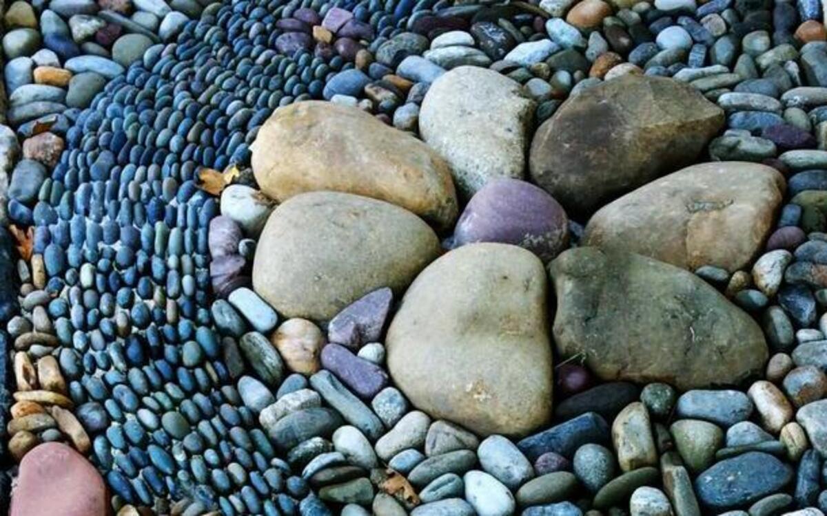 A flower-themed pebble path by Graham Fry of Winding Path Custom Stone Masonry.