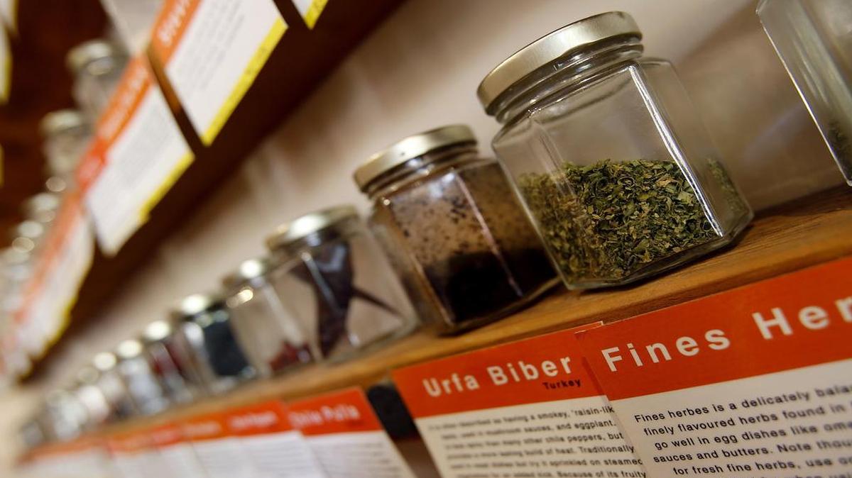 
Write the date on the bottom of spice containers. Experts say we should keep spices for no more than 18 months if we want to preserve the flavor and freshness.
