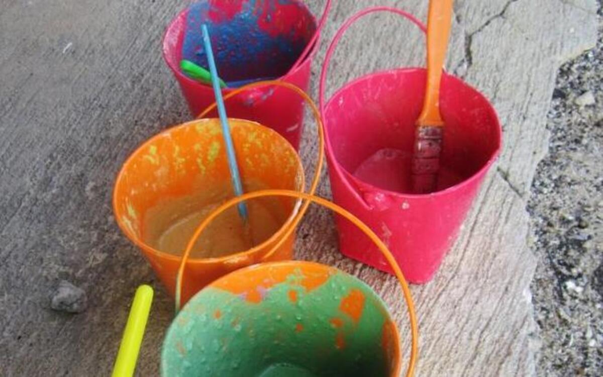 
Turn weather-ruined sidewalk chalk into chalk paint - just add water!
