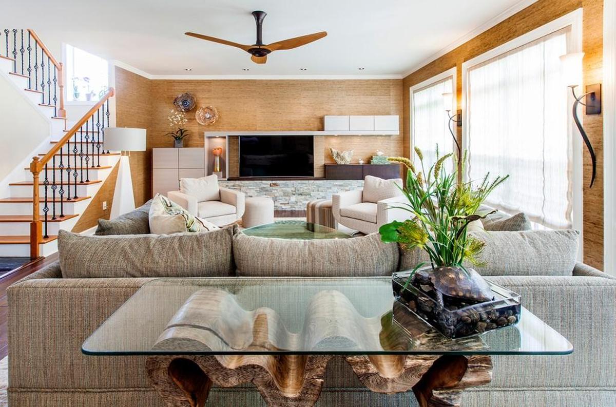 Straight lines are softened with curvilinear and other “organic” shapes in this living room.