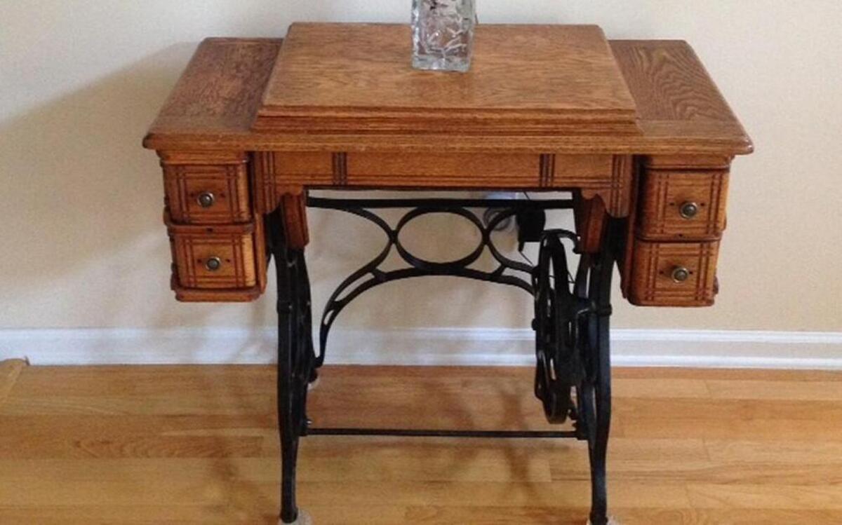 
Patricia Claiborne’s mother’s sewing machine brings memories of learning the art of sewing.
