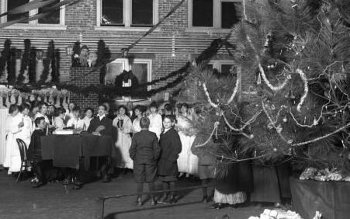 Christmas Eve in Raleigh 1916: Shopping and firecrackers, but no ‘hullabaloo’
