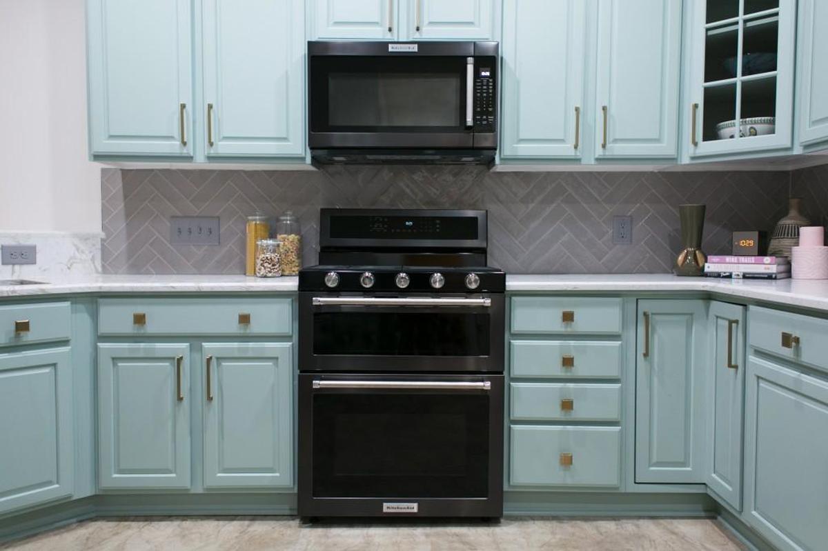 Soft pastels: Using light pastels is a great way to bring in a daring element. A kitchen would normally be a rather utilitarian space, but the use of a soft and happy blue gives it a nice oomph.