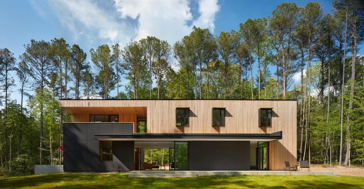 On a 3-acre site in Chapel Hill, architect Jason Hart of Cube Design has re-imagined the dogtrot homes that once dotted the agrarian landscape of rural North Carolina.