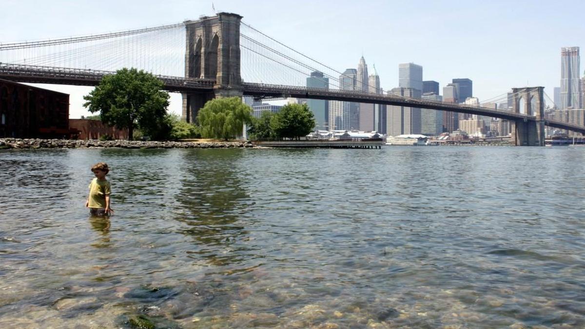 The Great Saunter takes urban hikers around Manhattan to sites such as the East River and Brooklyn Bridge.
